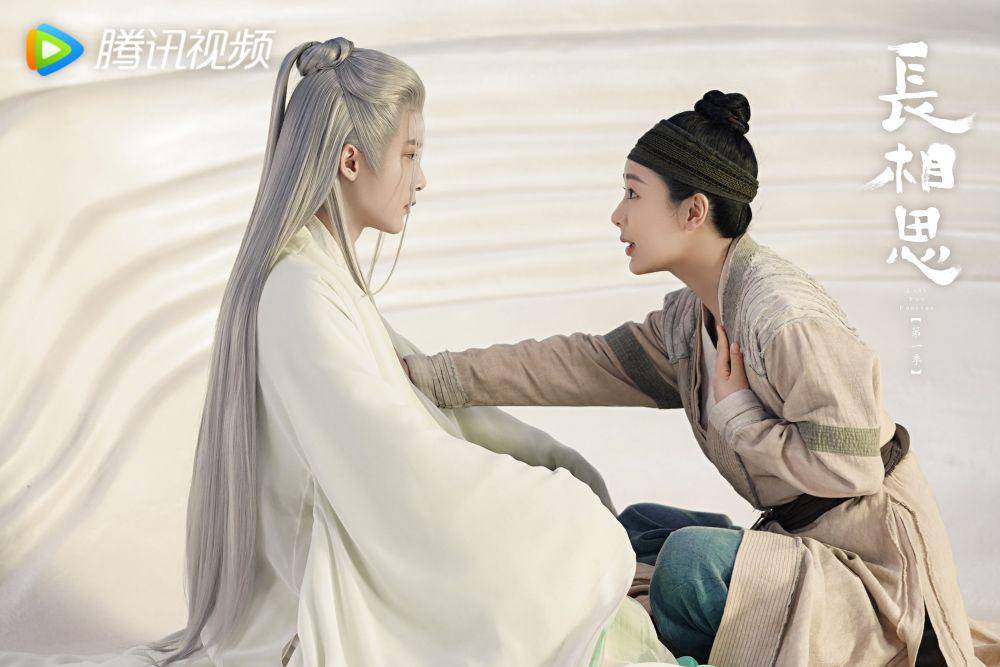 Xiao Liu saat memindahkan serangga teluh Cang Xuan ke tubuh Xiang Liu dalam drama China Lost You Forever (dok.WeTV/Lost You Forever)