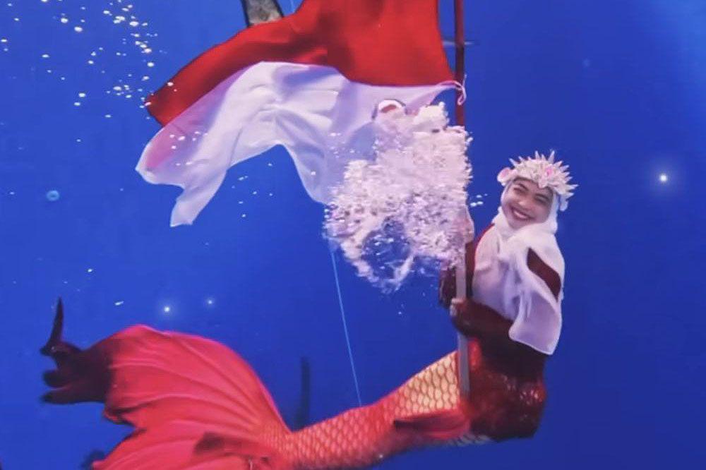 7 Potret Ria Ricis Kibarkan Bendera Merah Putih di Bawah Air