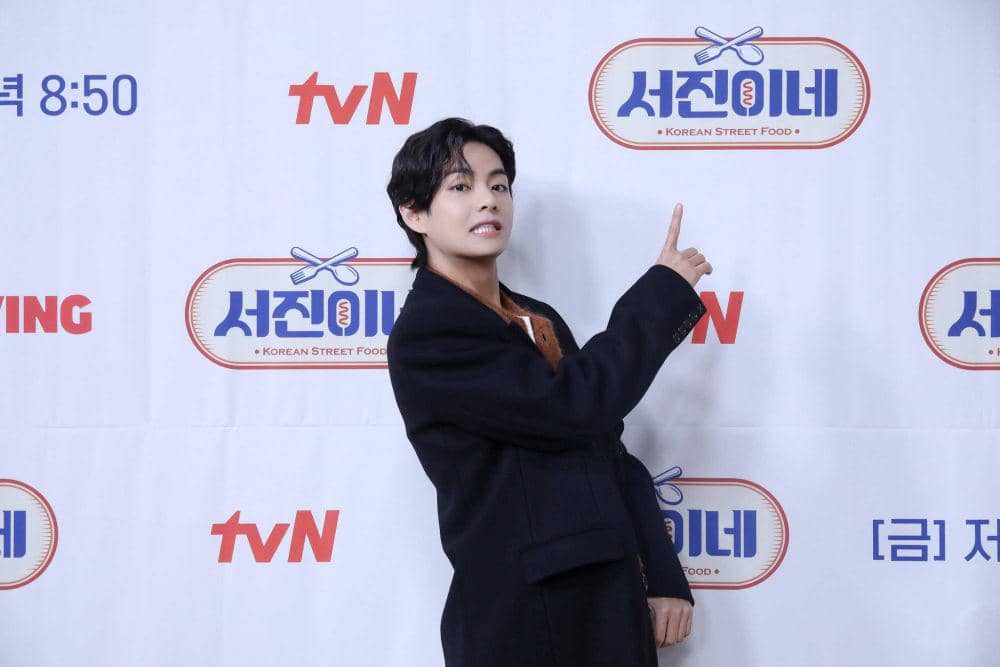 V BTS (twitter.com/bts_bighit)