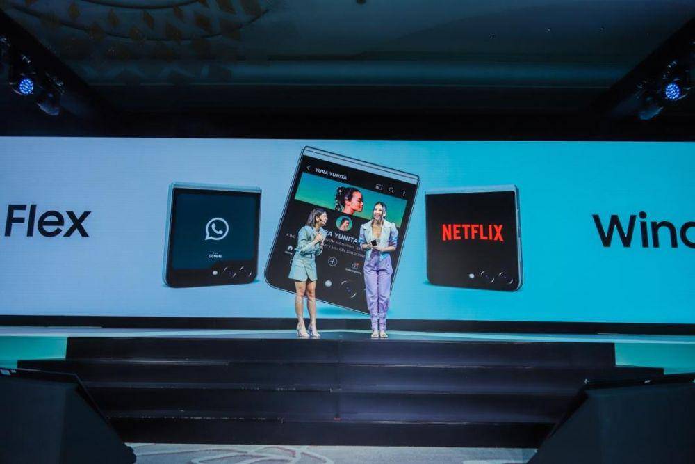 ilustrasi Anya Geraldine dan Pevita Pierce menggunakan Galaxy Z Flip5 (dok. Samsung)