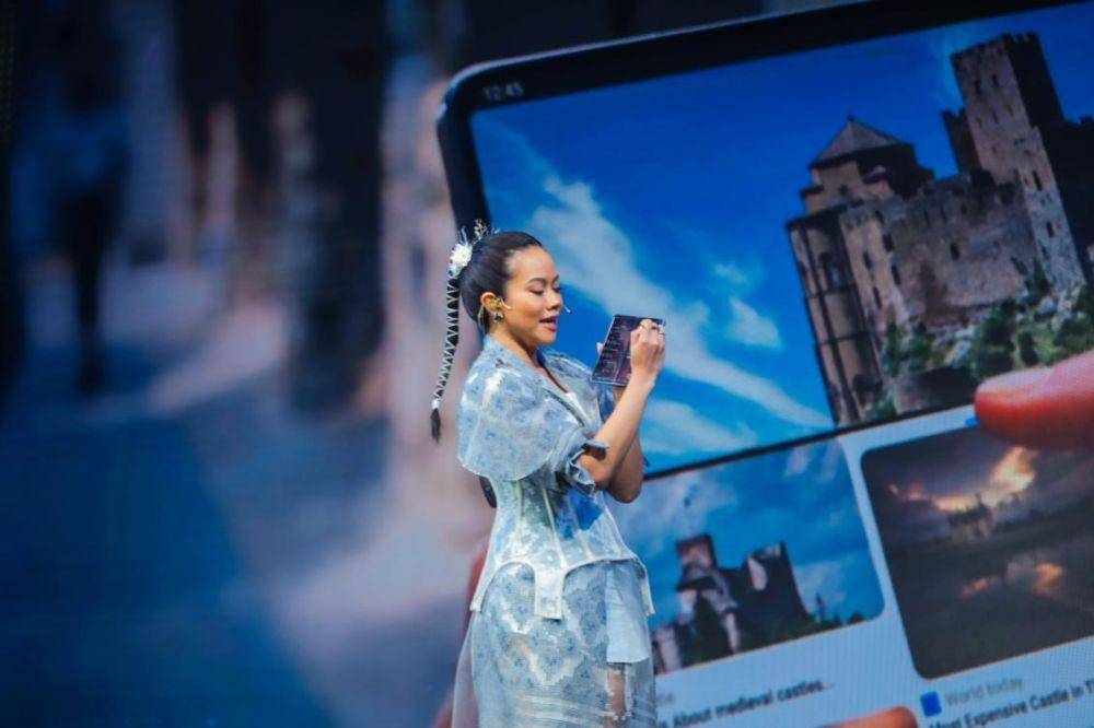 ilustrasi Yura Yunita menggunakan Fold5 (dok. Samsung)
