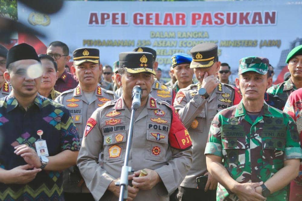 Kapolda Jateng Irjen Pol Ahmad Luthfi bersama Wagub Jateng Taj Yasin Maimoen dan pejabat lainnya saat apel kesiapsiagaan di Jalan Pahlawan Semarang. (IDN Times/Dok Humas Polda Jateng (