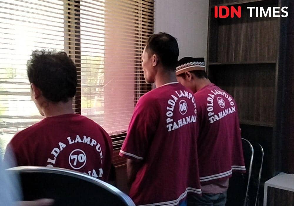 Penampakan ketiga tersangka kurir sabu jaringan Internasional berhasil diamankan Satresnarkoba Polda Lampung. (IDN Times/Tama Yudha Wiguna).