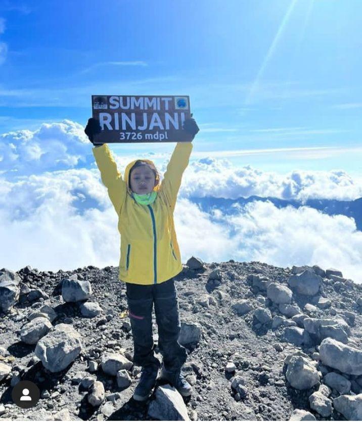 Hanun, Bocah 10 Tahun yang Berhasil Sampai Puncak Gunung Rinjani