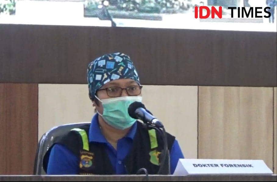 Dokter Forensik RS Bhayangkara, dr Andriani saat memberikan keterangan ihwal kematian Siswa Advent Pratama di Mapolda Lampung. (IDN Times/Tama Yudha Wiguna).