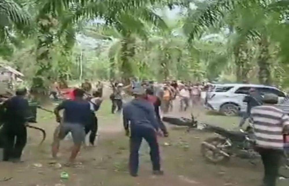 Penampakan bentrok warga vs pihak perusahaan sawit di Pesisir Barat, Lampung. (IDN Times/Istimewa).