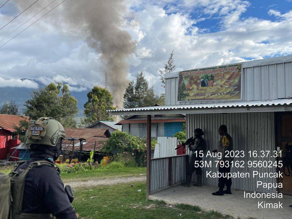 Aparat bersiaga di lokasi kejadian peristiwa pembakaran rumah dan tower Telkomsel di Kampung Kago, Distrik Ilaga, Kabupaten Puncak, Papua Tengah, Selasa (15/8/2023). (IDN Times/Istimewa)