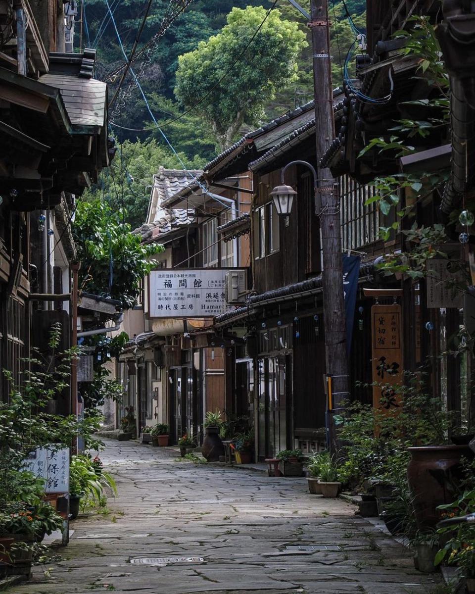Aoishidatami street (instagram.com/tomokotoamu)
