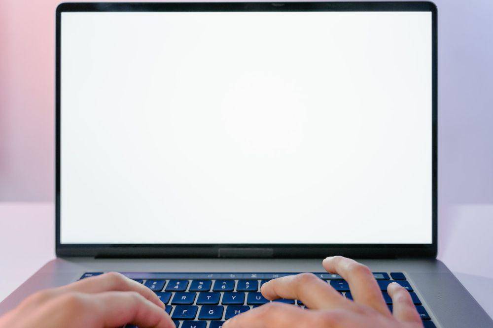 ilustrasi restart laptop (pexels.com/MART PRODUCTION)