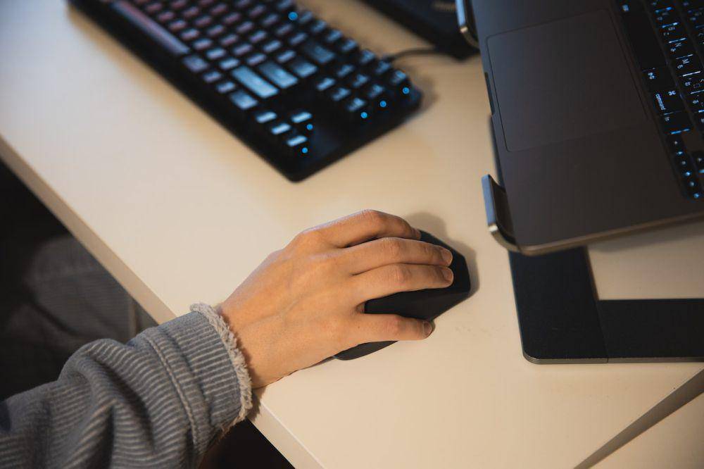 ilustrasi mouse laptop (pexels.com/Ryutaro Tsukata)