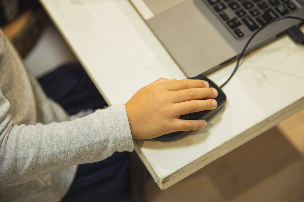 ilustrasi mouse laptop (pexels.com/Ryutaro Tsukata)