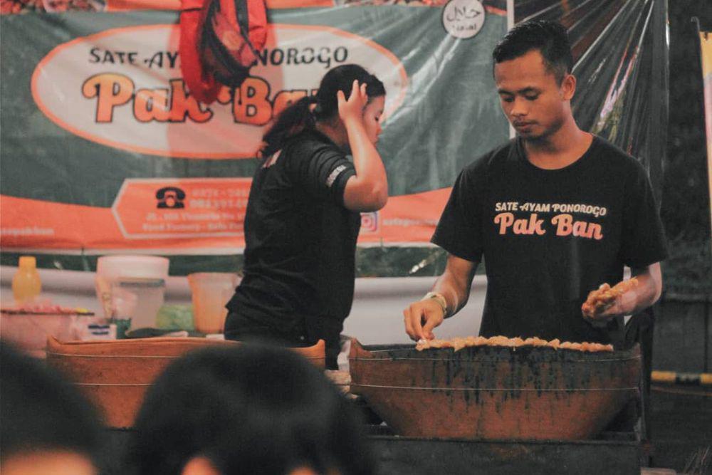 gambar seorang pria sedang membakar sate ayam ponorogo (instagram.com/sateponorogopakban)