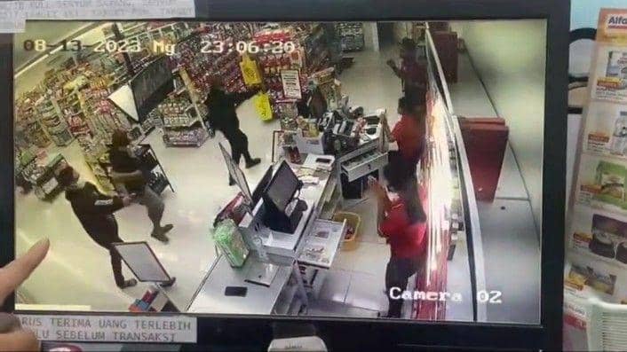Viral, Perampok Bersenjata Satroni Minimarket di Bekasi