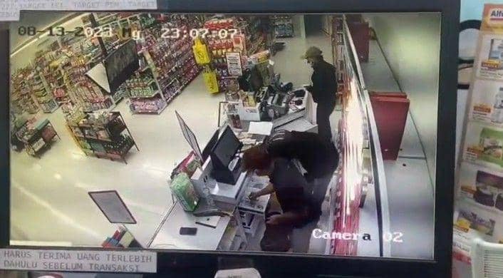 Tangkapan layar saat komplotan perampokan satroni minimarket di Bekasi. (Istimewa)