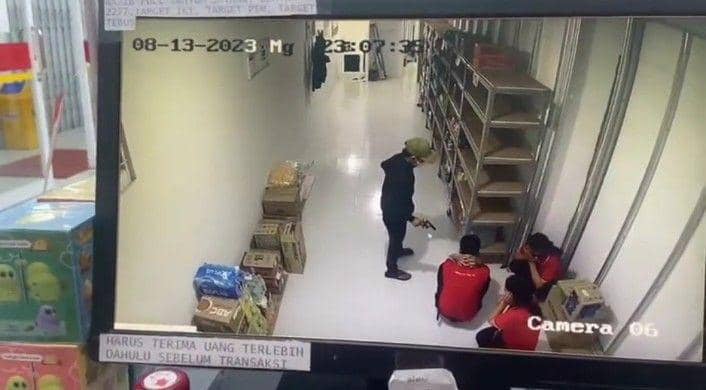 Tangkapan layar saat komplotan perampokan satroni minimarket di Bekasi. (Istimewa)