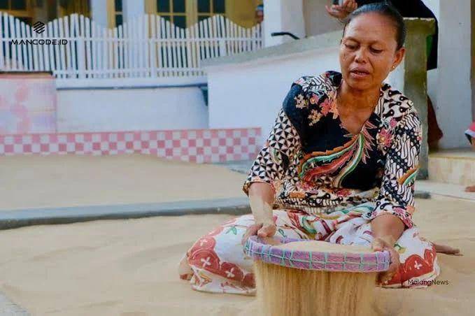 Warga saat mengayak dan membersihkan pasir di Desa Legung Timur. Instagram/kampungkasurpasirlegung