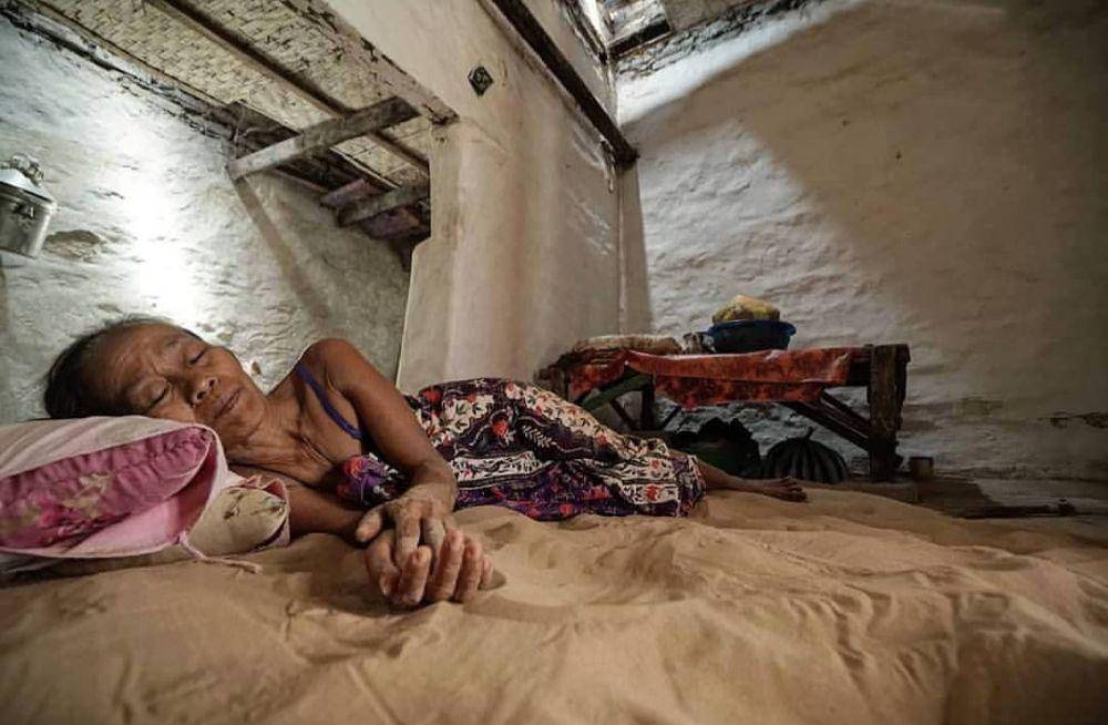 Warga memilih tidur di atas pasir dan bantal kapuk. Instagram/visitsumenepcom