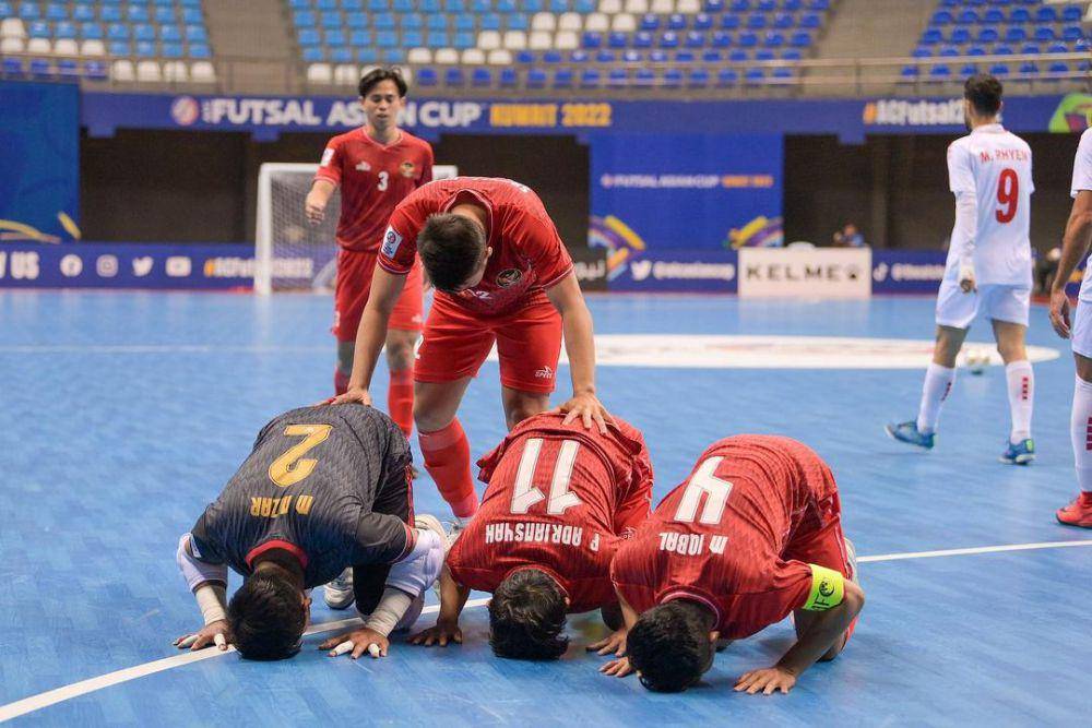 Selebrasi sujud syukur Timnas Futsal Indonesia. (instagram.com/f.adriansyahh)
