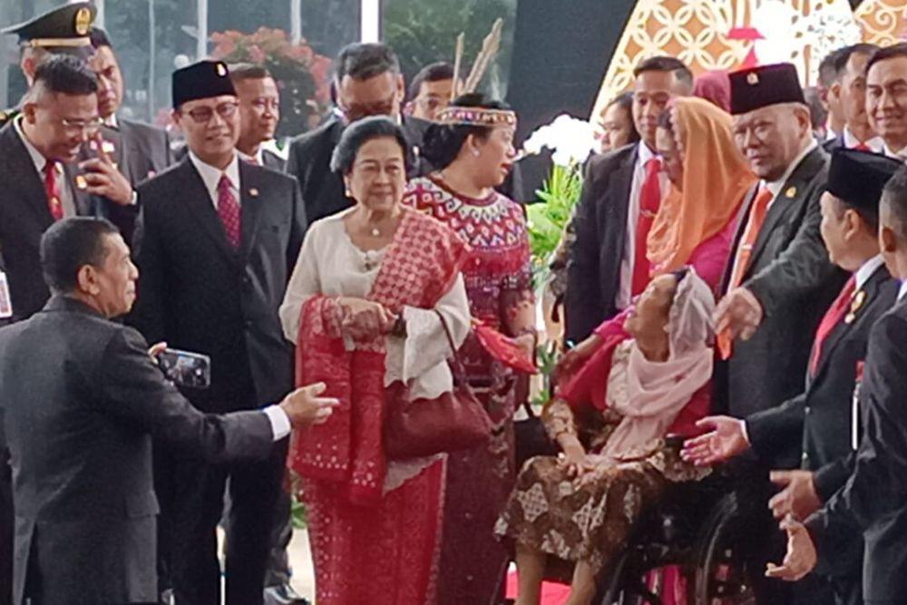 Momen Mega Bertemu Keluarga Gus Dur, Prabowo Sungkem ke Sinta Wahid
