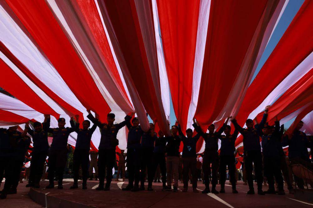 Pemkot Makassar menyiapkan pembentangan bendera berkonsep bunga rampai di Anjungan Pantai Losari Makassar, pada peringatan HUT ke-78 Kemerdekaan Indonesia, Kamis (17/8/2023). (Dok. Pemkot Makassar)