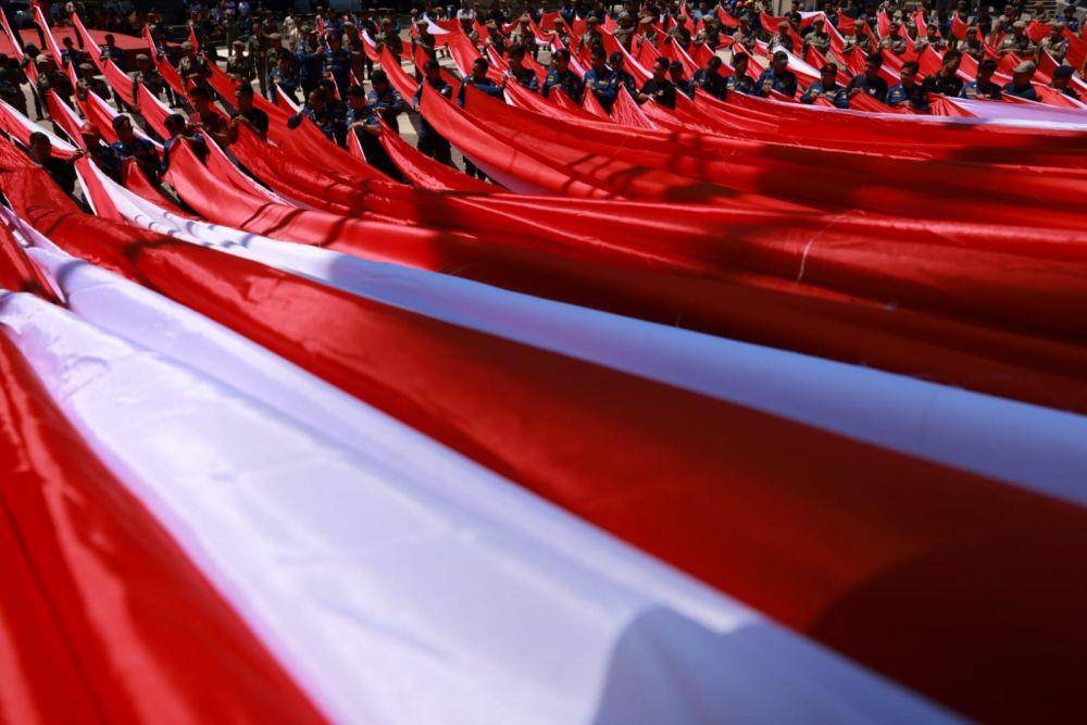 Pemkot Makassar menyiapkan pembentangan bendera berkonsep bunga rampai di Anjungan Pantai Losari Makassar, pada peringatan HUT ke-78 Kemerdekaan Indonesia, Kamis (17/8/2023). (Dok. Pemkot Makassar)