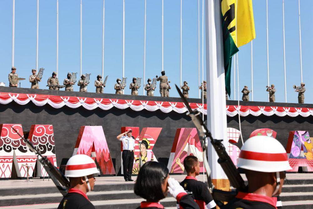 Wali Kota Makassar M. Ramdhan Pomanto mengecek persiapan upacara peringatan HUT ke-78 Kemerdekaan Indonesia di Anjungan Pantai Losari, Rabu (16/8/2023). (Dok. Pemkot Makassar)