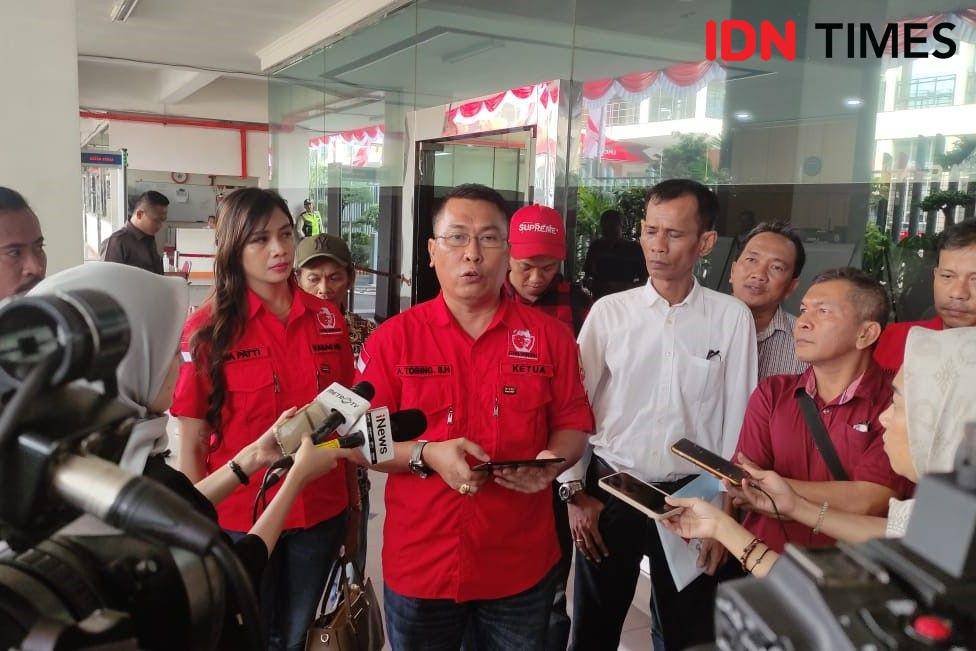 Ketua Ganjarian Spartan DKI Jakarta, Anggiat Tobing laporkan empat ketua umum parpol terkait deklarasi capres Prabowo Subianto di Museum Perumusan Naskah Proklamasi. (IDN Times/Yosafat Diva Bayu Wisesa)