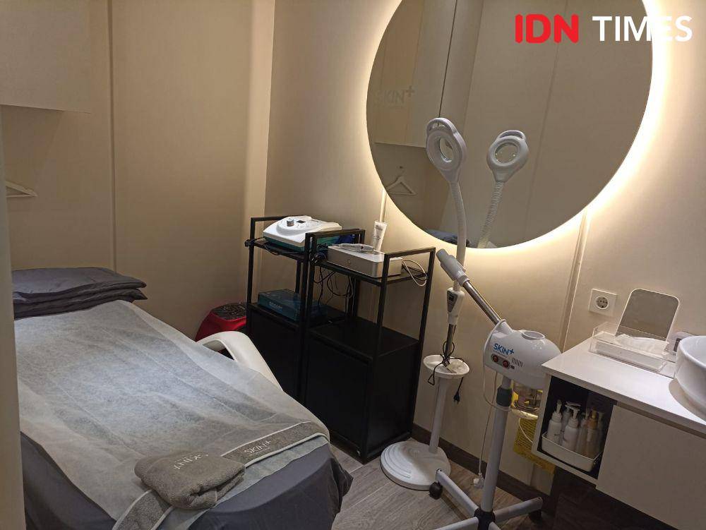 Ruang klinik terbaru Skin+ dan Slim+ ke-44 dan 45 di Gandaria City Mall, Jakarta Selatan. 16 Agustus 2023. (IDN Times/M. Tarmizi Murdianto)