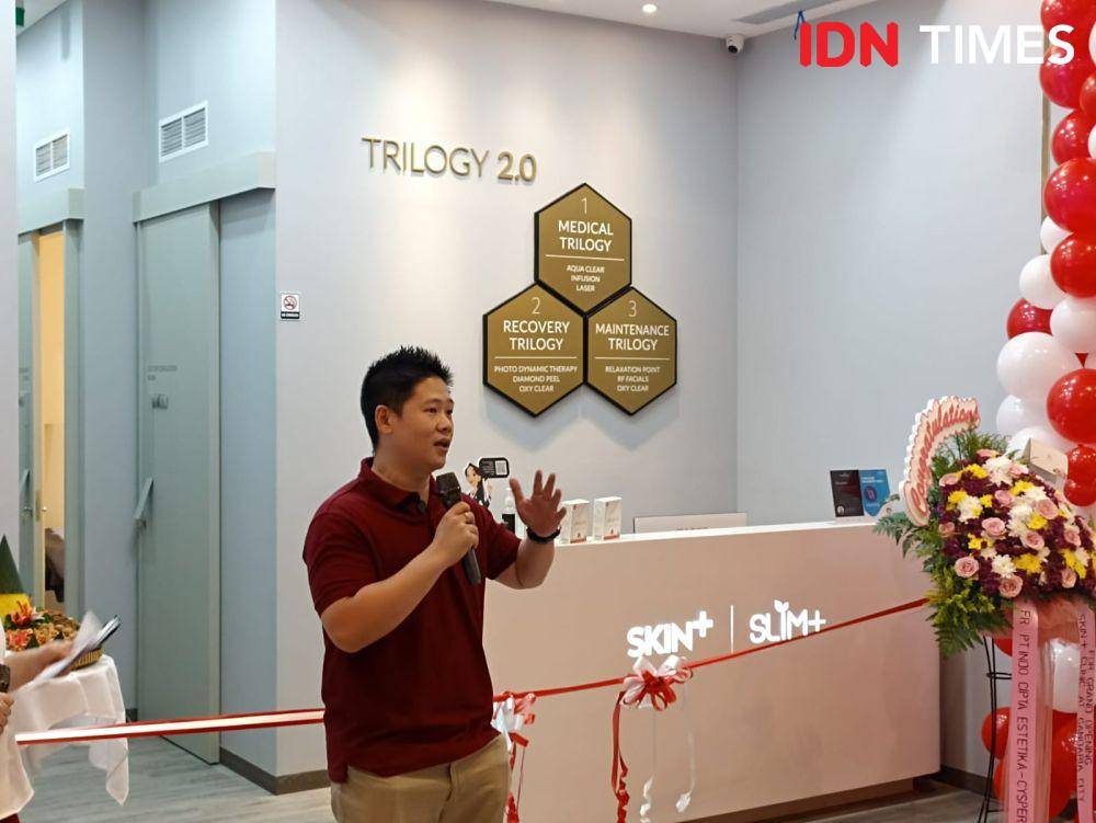 William FX selaku Deputy General Manager Skin+ dalam peresmian klinik terbaru Skin+ dan Slim+ ke-44 dan 45 di Gandaria City Mall, Jakarta Selatan. 16 Agustus 2023. (IDN Times/M. Tarmizi Murdianto)