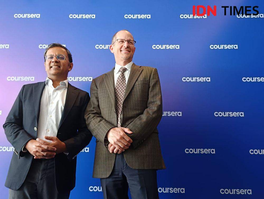 Raghav Gupta, Managing Director Asia Pasifik, Coursera dan CEO Coursera, Jeff Maggioncalda (IDN Times/Fatkhur Rozi)