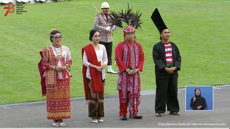 Pemenang pakaian adat terbaik di Upacara Penurunan Bendera Merah Putih di Istana 2023. (YouTube/Sekretariat Presiden).