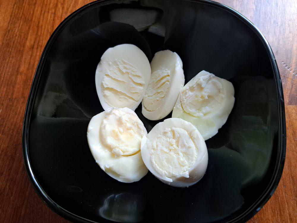 9 Momen Unik saat Masak Telur, Kok Warnanya Putih Semua?