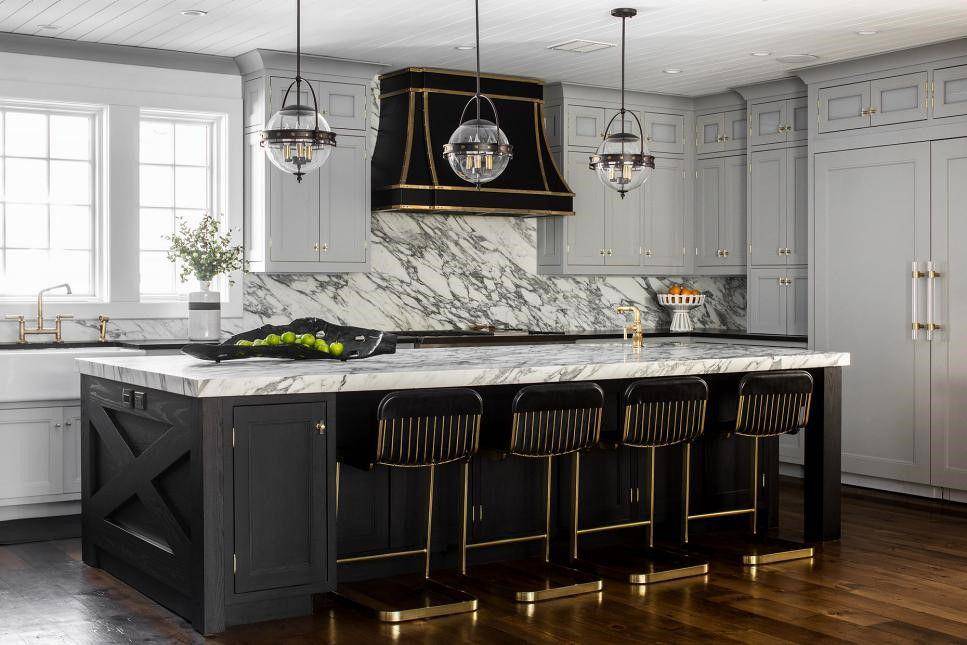 Dapur klasik glamor hitam abu-abu (hgtv.com/Christian Garibaldi)