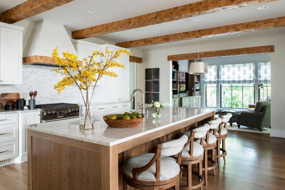 Dapur perpaduan kabinet putih dan kayu (hgtv.com/Lissa Gotwalls Photography)