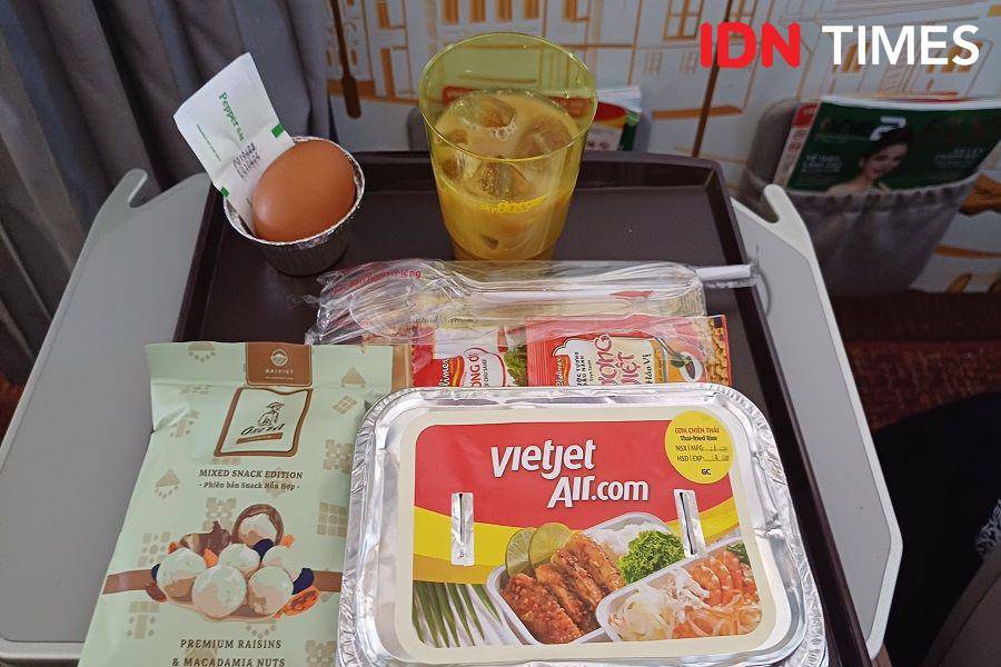 Ilustrasi makanan dan minuman di Vietjet Air (IDN Times/Dhiya Awlia Azzahra)