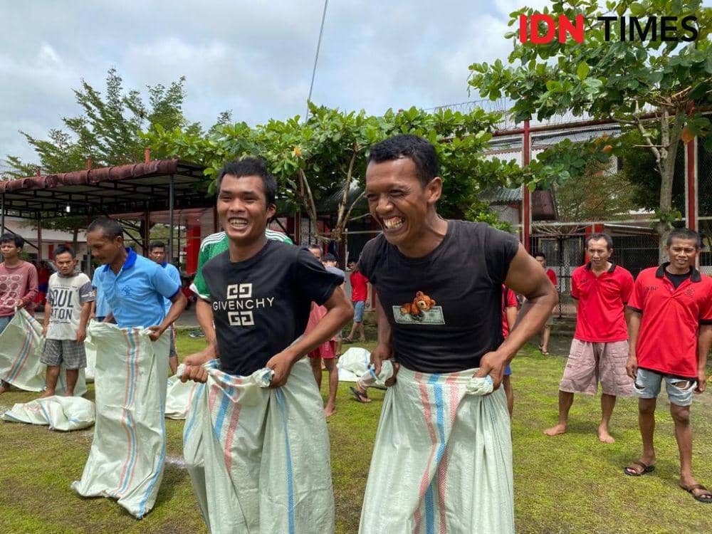 WBP mengikuti salah satu perlombaan yang dilaksanakan dalam lapas kelas II A Narkotika Langkat (IDN Times/ Bambang Suhandoko)