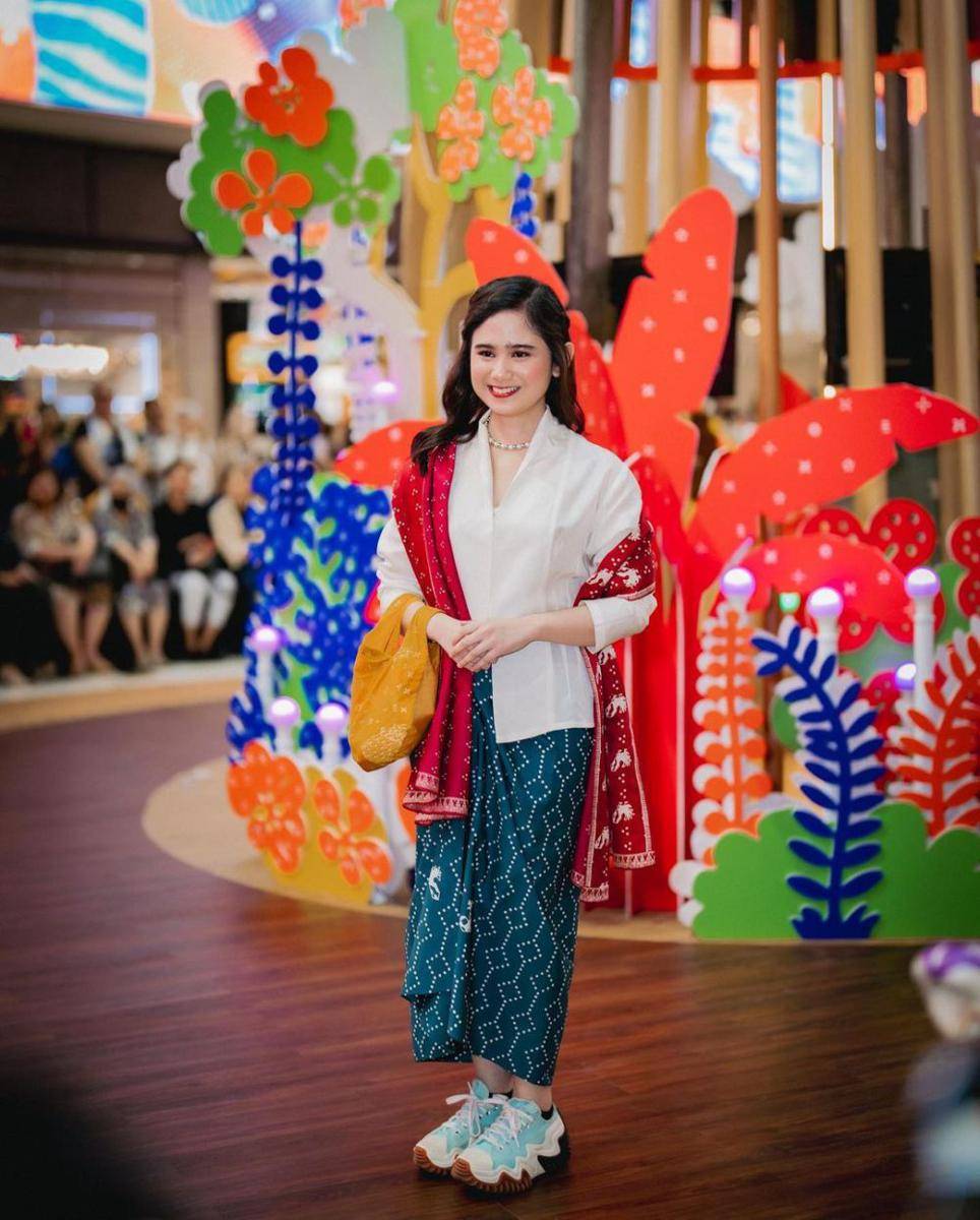 kebaya modern merah putih (instagram.com/tissabiani)