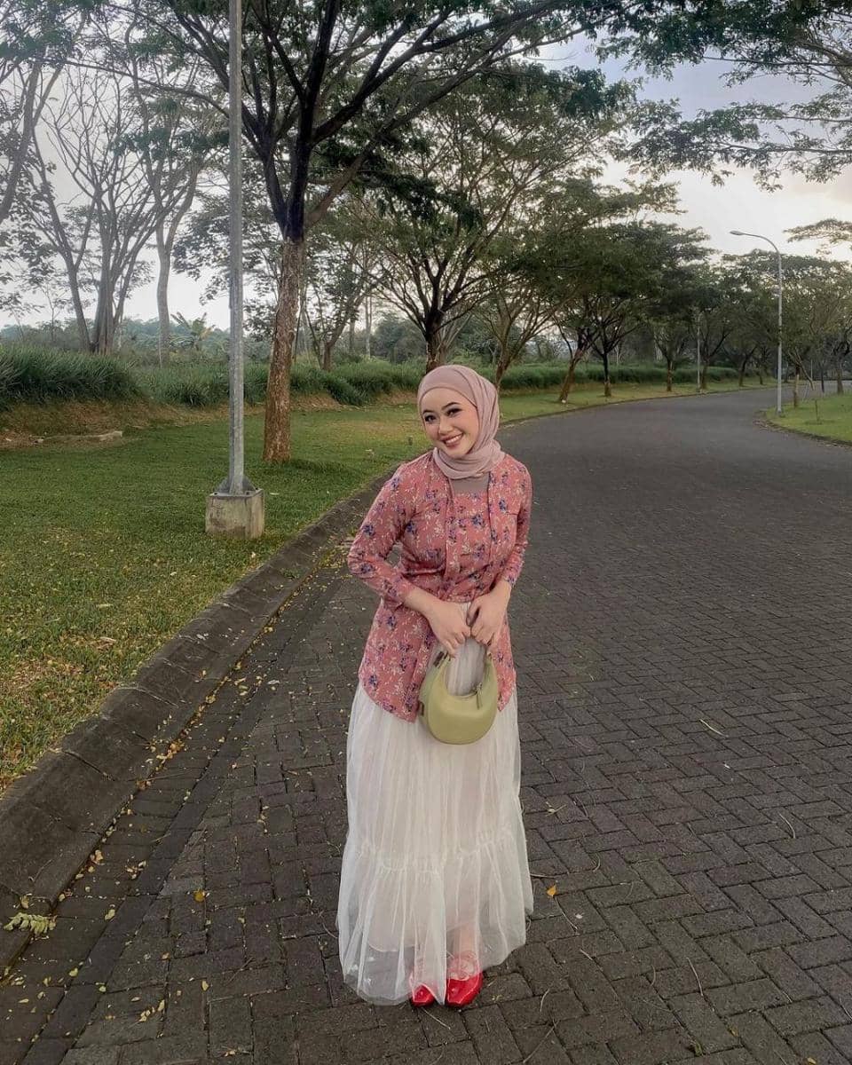 inspirasi OOTD ala Deta Berliana (instagram.com/detaberliana)