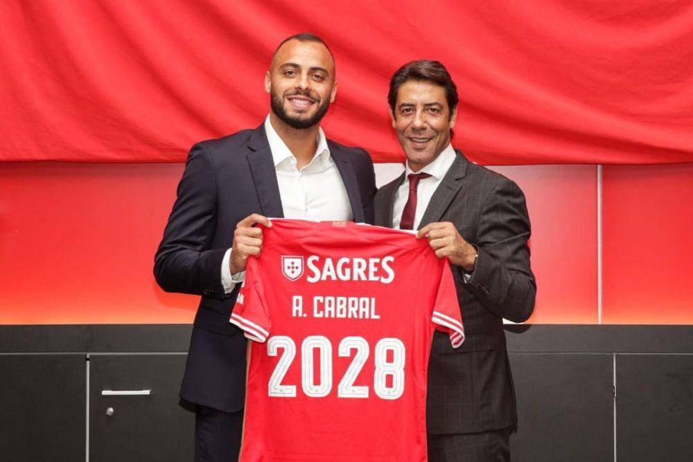 Arthur Cabral (kiri) saat diperkenalkan sebagai penggawa Benfica. (instagram.com/arthurcabral9)