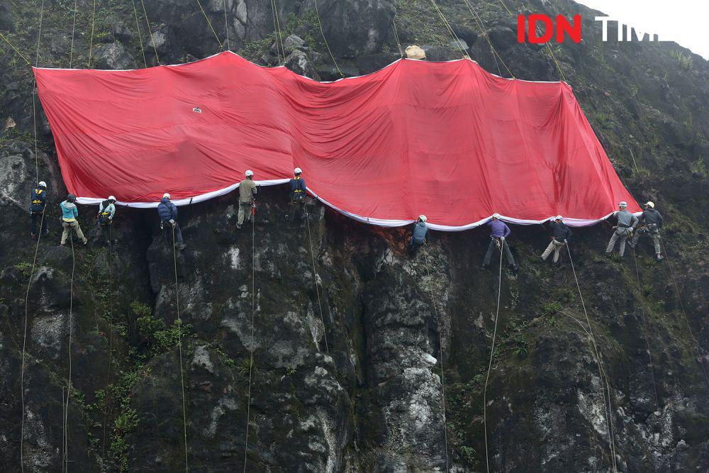 Pleton Kabut Akan Kibarkan Bendera Raksasa di Puncak Sibayak