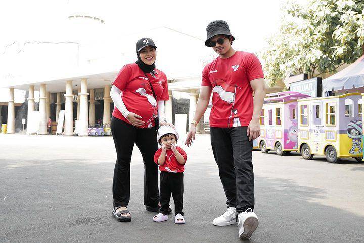 gaya agustusan keluarga artis (instagram.com/attahalilintar)