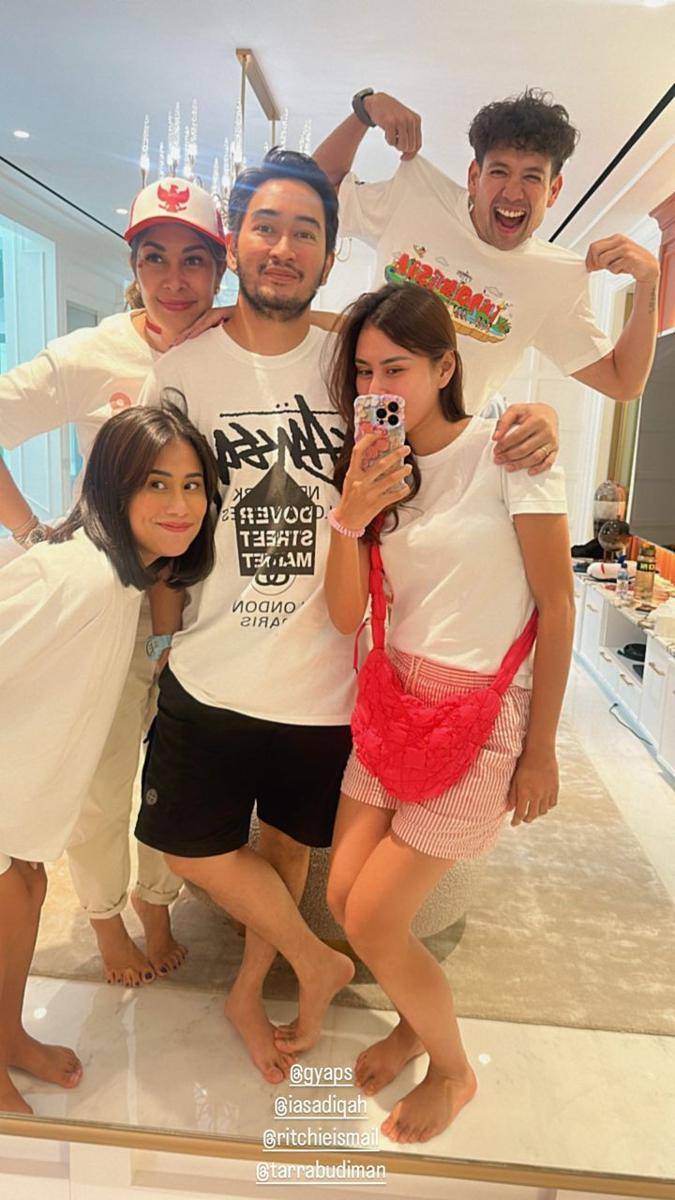 gaya agustusan keluarga artis (instagram.com/syahnazs)