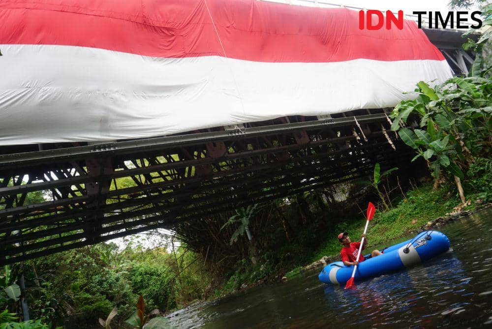 Pembentangan Bendera Merah Putih Raksasa di atas Sungai Winongo. (IDN Times/Tunggul Damarjati)