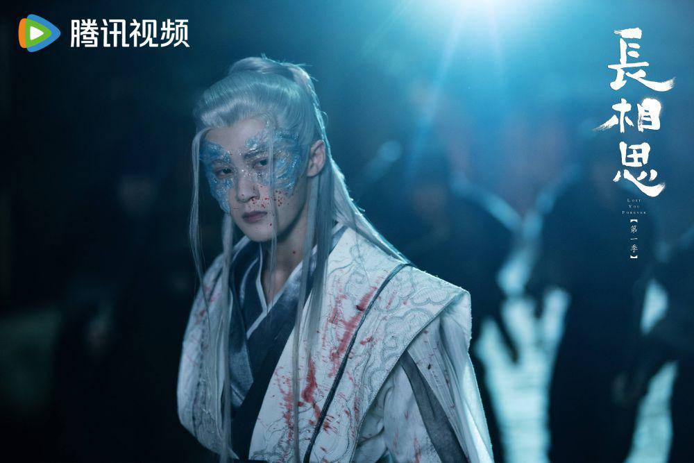 Xiang Liu saat bertemu dengan Cang Xuan di dalam hutan kota Qingshui dalam drama China Lost You Forever (dok.WeTV/Lost You Forever)