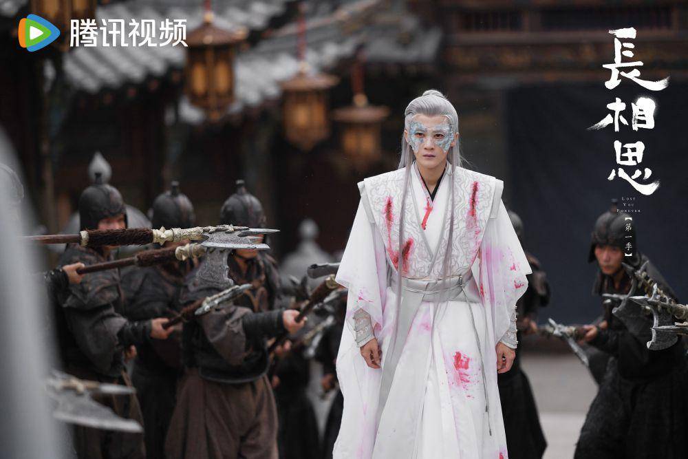 Xiang Liu saat diserang oleh tentara dari Raja Xiyan dalam drama China Lost You Forever (dok.WeTV/Lost You Forever)