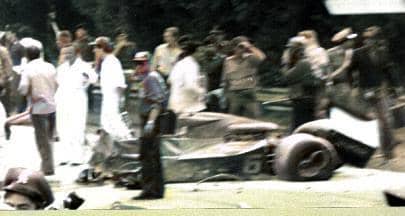 Foto buram yang memperlihatkan bangkai mobil Peterson dikerubungi banyak orang. (commons.wikimedia.org/GarethBThomas2000)