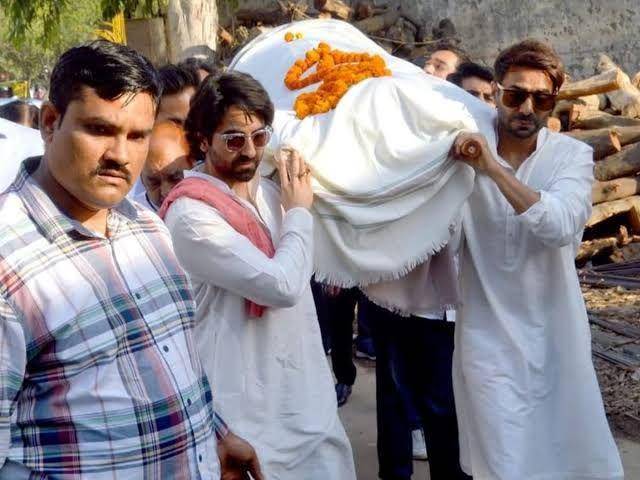 Ayushmann Khurrana mengangkat jenazah ayahnya (instagram.com/news18.com)