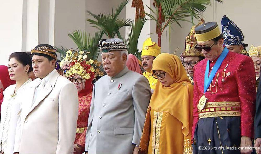 Menteri BUMN Erick Thohir dan istri, Menteri PUPR, Basuki Hadimuljono dan istri, serta Menteri Hukum dan HAM, Yasonna Laoly dalam Upacara HUT Kemerdekaan RI ke-78 di Istana Kepresidenan, Jakarta, Kamis (17/8/2023). (YouTube Sekretariat Presiden)