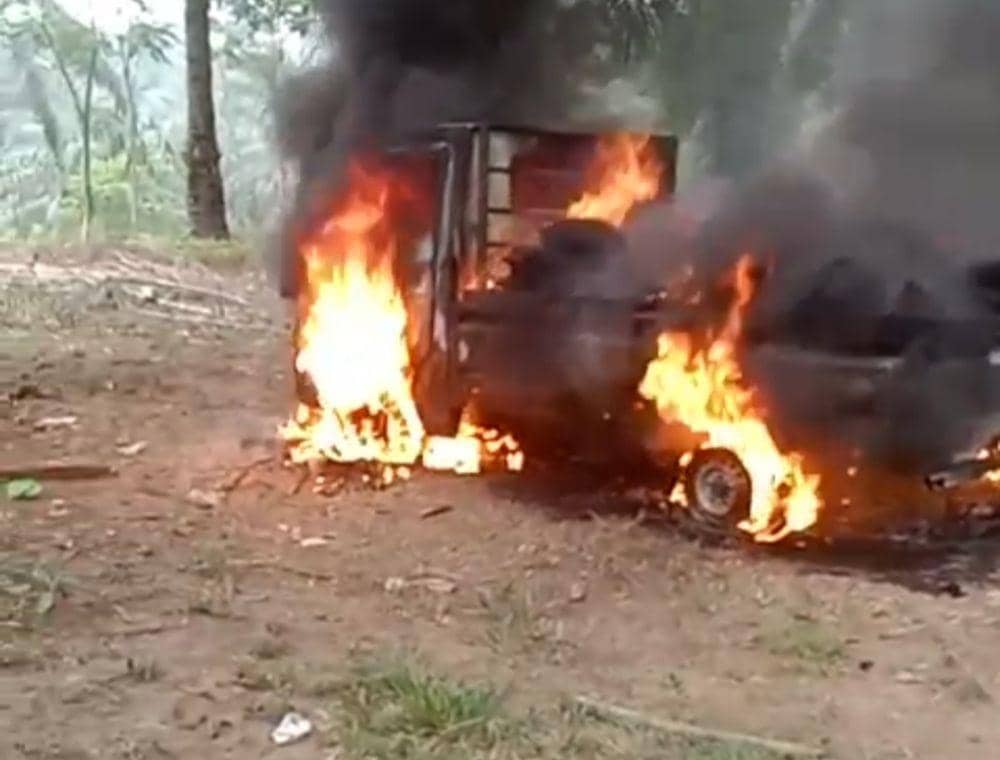 Tangkap layar potongan video bentrok warga dengan karyawan perusahaan sawit di Pesisir Barat. (IDN Times/Istimewa).).