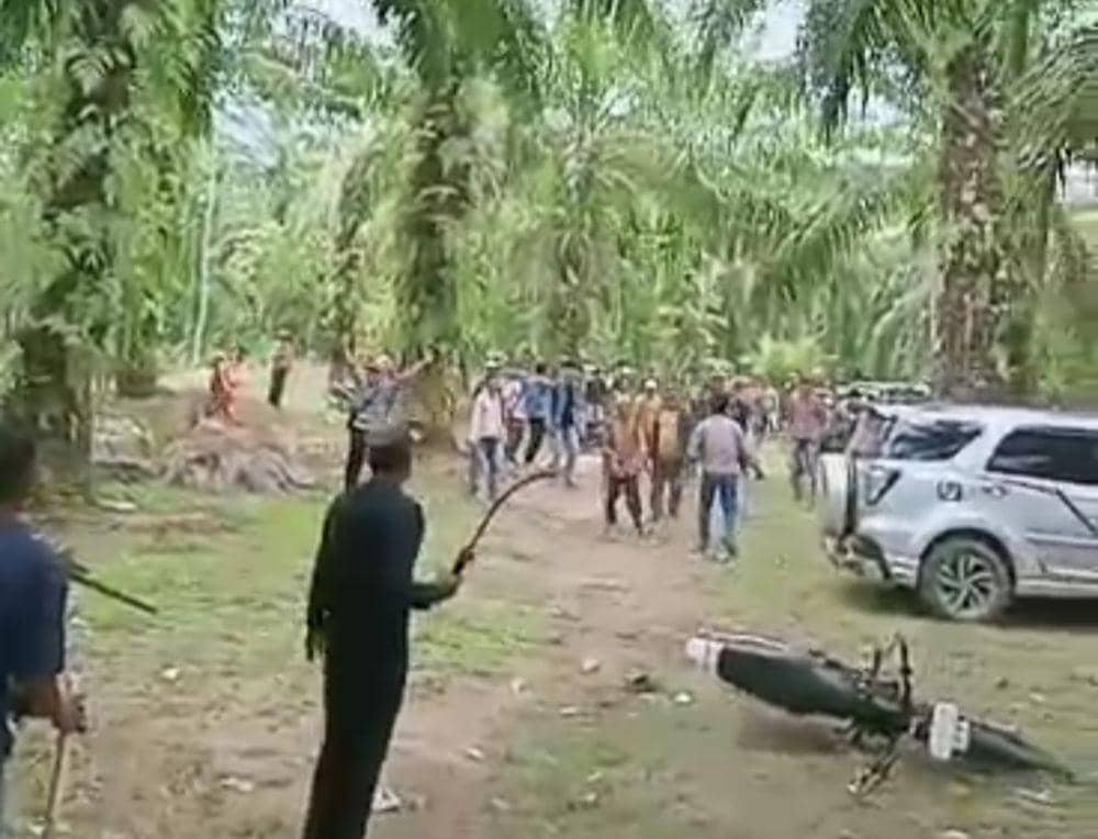 Tangkap layar potongan video bentrok warga dengan karyawan perusahaan sawit di Pesisir Barat. (IDN Times/Istimewa).).
